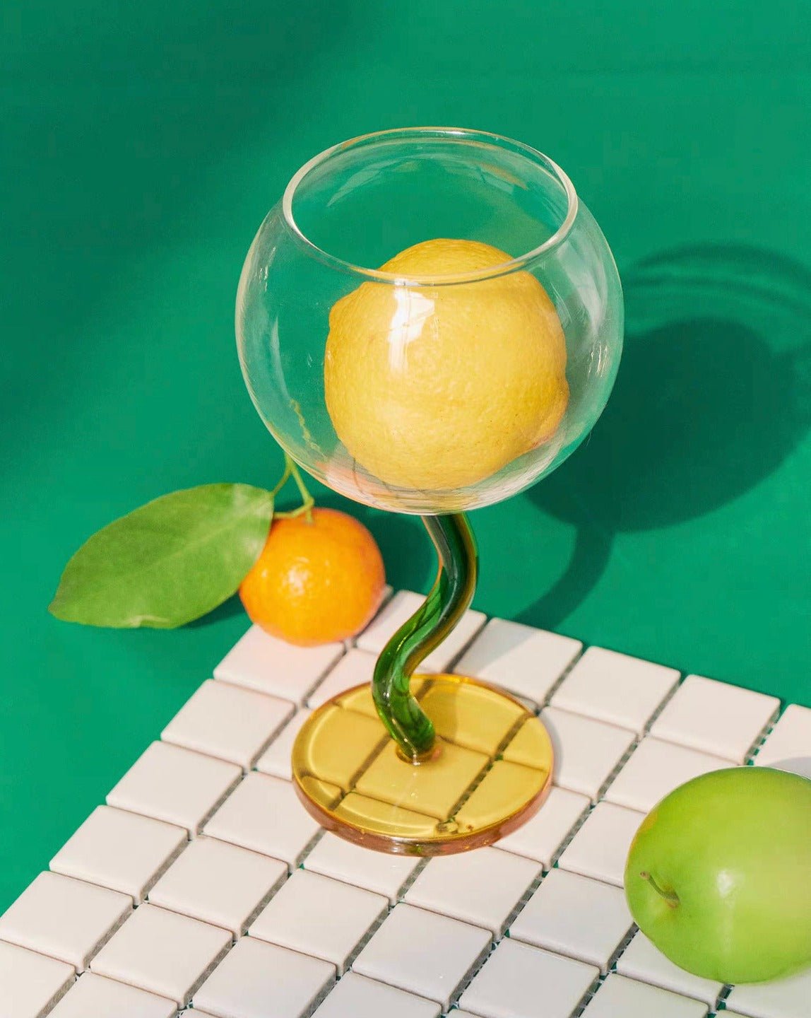 كأس نبيذ فقاعات منفوخ يدويًا - تصميم عتيق غريب الأطوار انتقائي ذو ساق متموجة