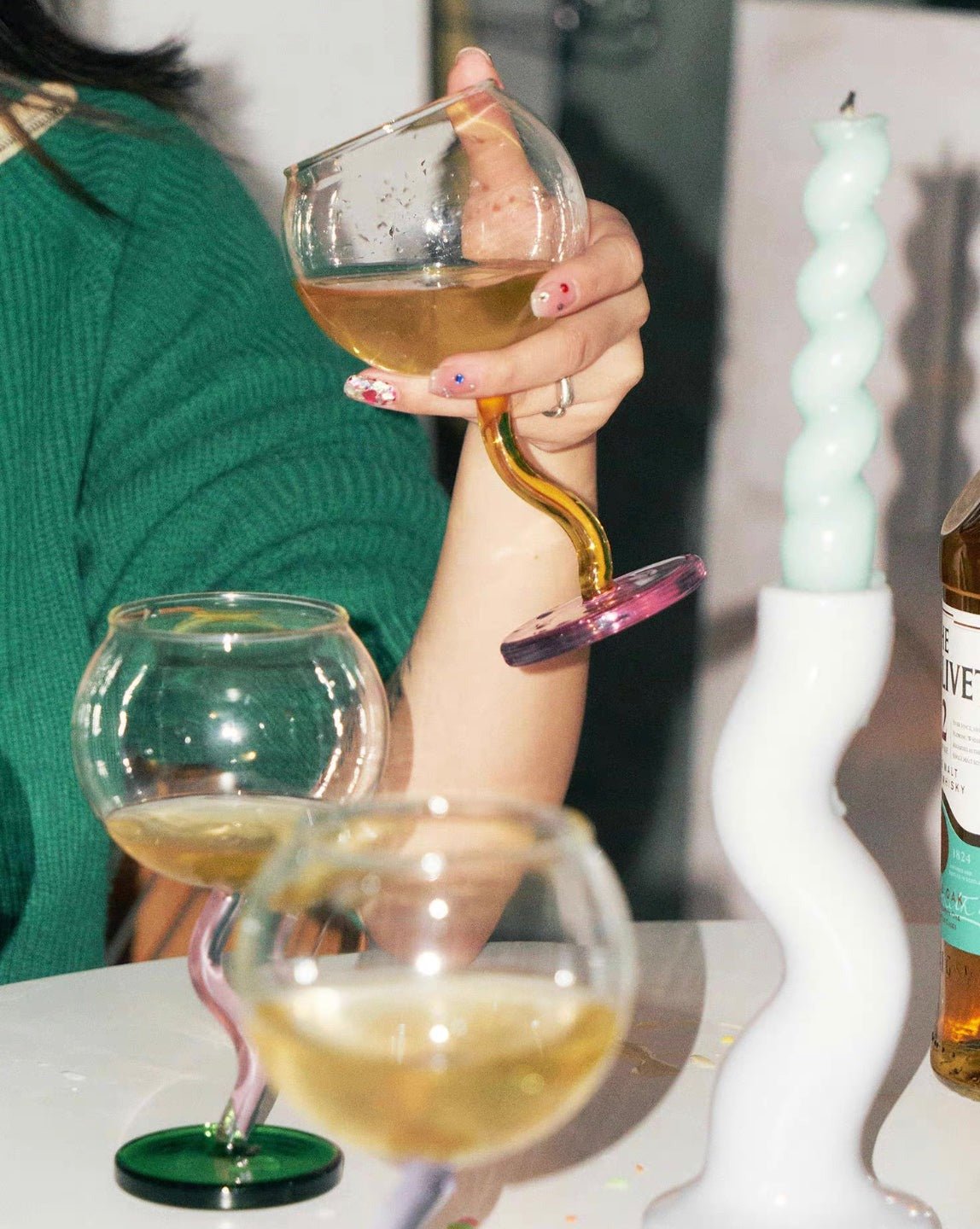 كأس نبيذ فقاعات منفوخ يدويًا - تصميم عتيق غريب الأطوار انتقائي ذو ساق متموجة