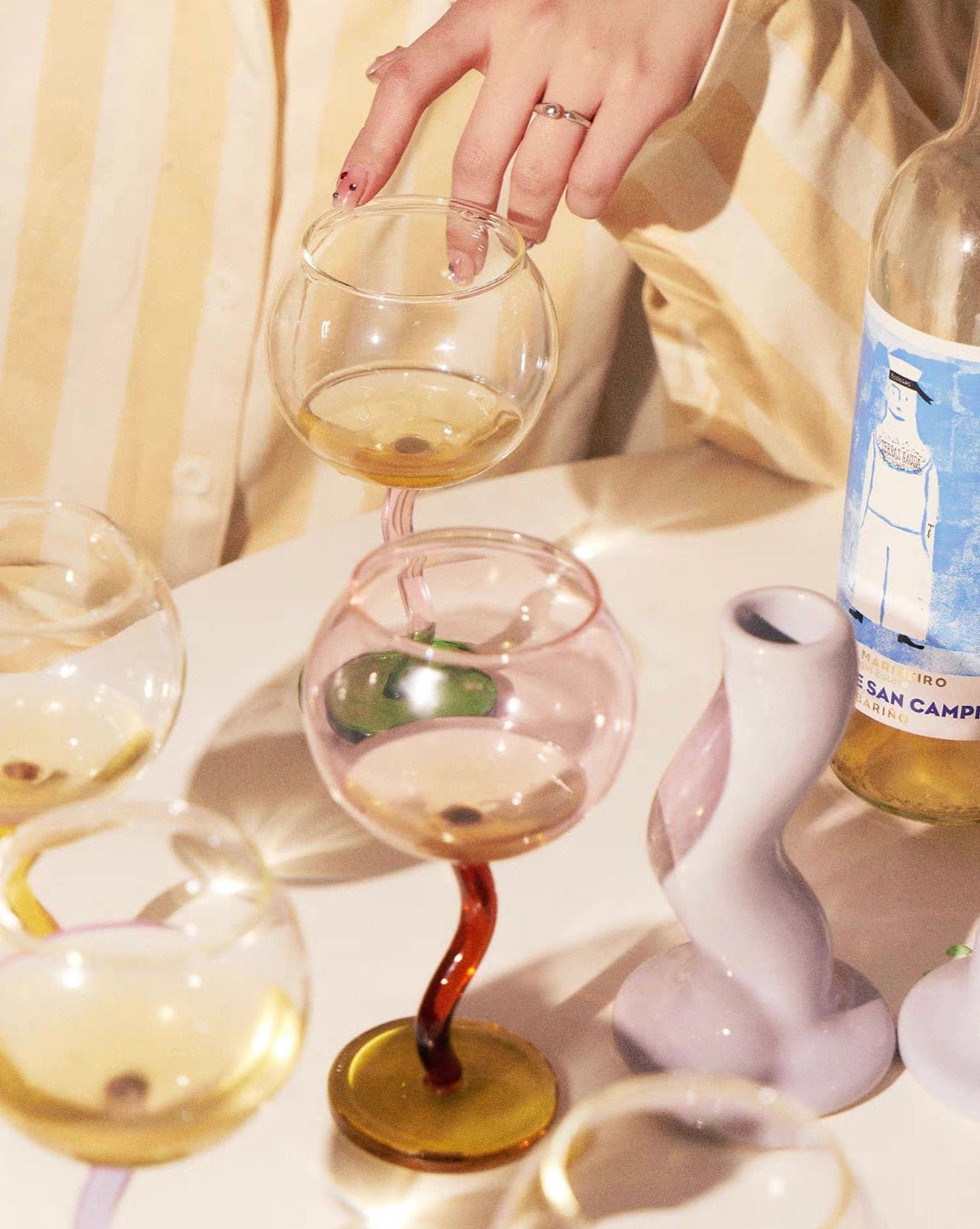 كأس نبيذ فقاعات منفوخ يدويًا - تصميم عتيق غريب الأطوار انتقائي ذو ساق متموجة