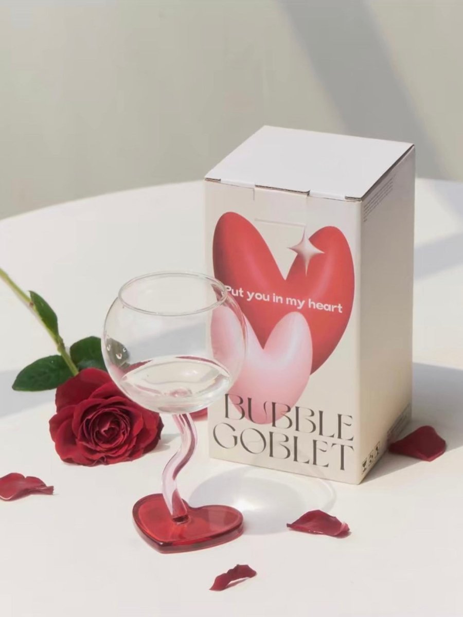 كأس نبيذ فقاعات منفوخ يدويًا - تصميم عتيق غريب الأطوار انتقائي ذو ساق متموجة